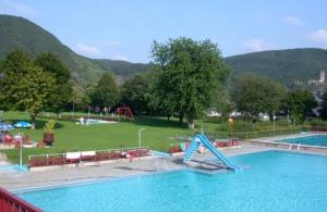 ein großer Pool mit Rutsche in einem Park in der Unterkunft Ferien Weingut Schneider in Ellenz-Poltersdorf