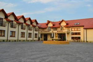 Un gran edificio con una fuente delante. en Villa Anna, en Tarnobrzeg