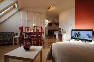 1 dormitorio con cama, mesa y cocina en Guest Rooms Stay Nexus en Sofía