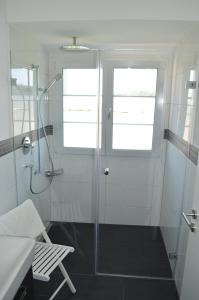 W łazience znajduje się prysznic ze szklanymi drzwiami. w obiekcie BnB zum Schlüssel w mieście Unterehrendingen