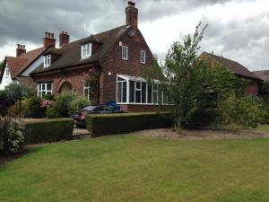 una casa con un coche aparcado delante de ella en Somersall Park Studio en Chesterfield