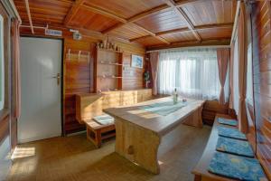 スピンドレルフ・ムリンにあるChata Špindlerův Mlýn 256の木造の客室で、大きな木製テーブルが備わります。