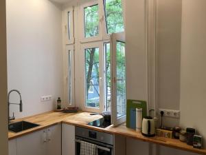 cosy apartment in friedrichshaun 주방 또는 간이 주방