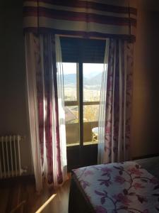 Postel nebo postele na pokoji v ubytování Hostal Sainz