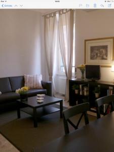 een woonkamer met een bank en een salontafel bij Vatican Attic in Rome