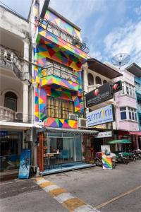 un edificio colorido al lado de una calle en Armoni Patong Beach Hotel en Patong Beach