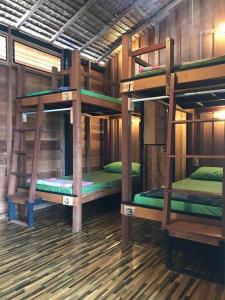 Двухъярусная кровать или двухъярусные кровати в номере Cafe del sunshine