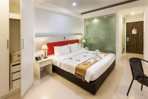 Postel nebo postele na pokoji v ubytování Armoni Patong Beach Hotel