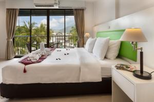 Postel nebo postele na pokoji v ubytování Armoni Patong Beach Hotel