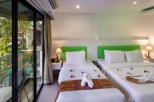 Postel nebo postele na pokoji v ubytování Armoni Patong Beach Hotel