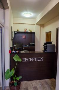 una oficina con recepción con una planta en Guest House Dinevi, en Sapareva Banya