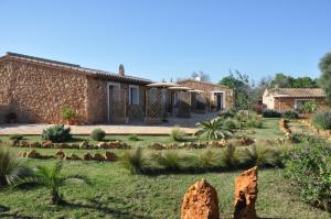 una casa con un jardín delante de ella en Can Porretí Agroturisme, en Lloret de Vistalegre