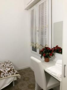メストレにあるVacation Venice Roomsの白い部屋(テーブル付)と花の窓