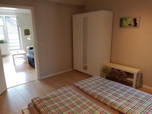Habitación con 2 camas en una habitación con puerta en Haus Homann-Schneider, Wohnung Wetter, en Wetter