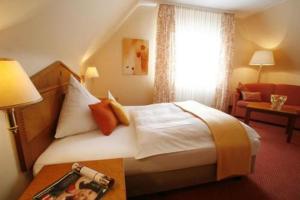 Hotel zur Linde tesisinde bir odada yatak veya yataklar