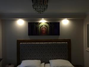 una camera da letto con un letto e un dipinto sul muro di Apartament Akademicka a Zamość