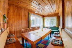 揚斯凱拉茲涅的住宿－Chata Advokátka，一间带木桌和椅子的用餐室