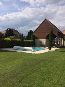 une grande cour avec une maison et une piscine dans l'établissement Alsace Maison 5p piscine Europapark Rulantica, à Marckolsheim