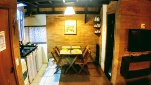 cocina con mesa y sillas en una habitación en Ecos da Terra Chalés, en Monte Verde