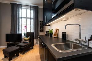 una cucina con lavandino e piano di lavoro di Josefinesgate Apartments a Oslo