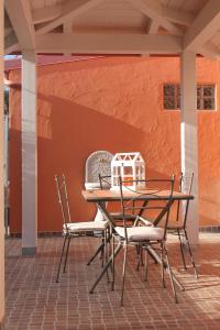 una mesa y sillas con una jaula de aves en un patio en Da Martina, en Domusnovas