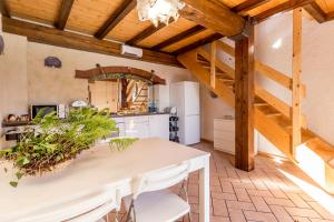 Kuchyňa alebo kuchynka v ubytovaní Casa Dei Ciliegi + 16 fotografií