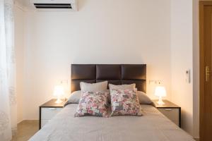 Łóżko lub łóżka w pokoju w obiekcie Apartamento Ventura Rodriguez 39