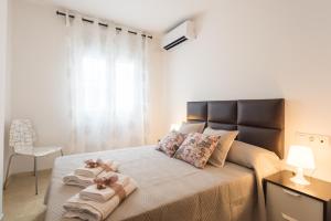 Łóżko lub łóżka w pokoju w obiekcie Apartamento Ventura Rodriguez 39