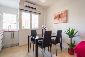 kuchnia i jadalnia ze stołem i krzesłami w obiekcie Apartamento Ventura Rodriguez 39 w Maladze