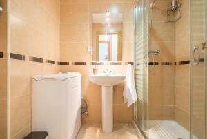 łazienka z toaletą, umywalką i prysznicem w obiekcie Apartamento Ventura Rodriguez 39 w Maladze +22 zdjęcia