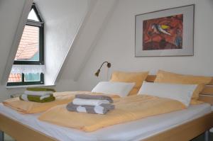 Un pat sau paturi într-o cameră la Ferienresidenz Austernfischer I/Nr. 2