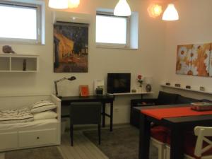 A television and/or entertainment centre at Belvárosi Apartmanszálló - Kiskunfélegyháza