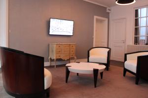 TV a/nebo společenská místnost v ubytování Résidence et Chambres d'Hôtes de La Porte d'Arras