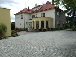 Strmilov的住宿－Pension Pod Šibeňákem，一座白色的大建筑,有红色的屋顶