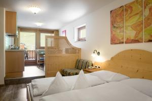 コルフォスコにあるガルニ シリオのベッドルーム1室(ベッド1台付)、リビングルームが備わります。