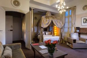 Postel nebo postele na pokoji v ubytování Hôtel Particulier le 28