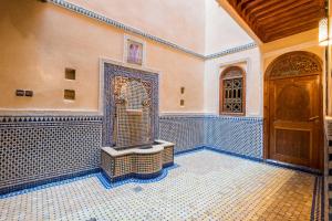 un bagno decorato con doccia in una stanza di Riad Saad a Marrakech