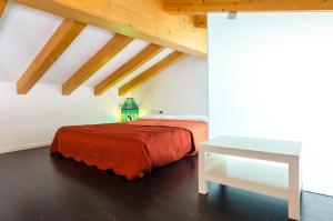 sypialnia z łóżkiem i białym stołem w obiekcie Appartamenti Segantini w Arco