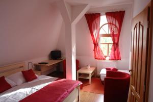 Hotel Střelnice tesisinde bir odada yatak veya yataklar