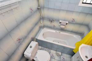 Phòng tắm tại Alex-Giannis Apartments, Barbati