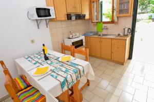 Nhà bếp/bếp nhỏ tại Alex-Giannis Apartments, Barbati +45 ảnh