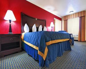 Postel nebo postele na pokoji v ubytování Americas Best Value Inn Kingsville