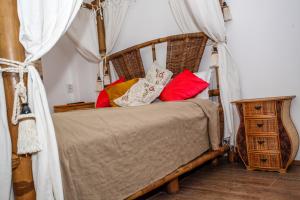 1 dormitorio con cama con dosel y almohadas coloridas en City Center Oasis, en Bucarest