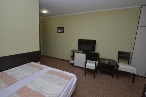 Motel Borik的电视和/或娱乐中心