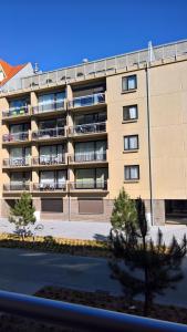 un gran edificio con balcones en un lateral en Studio Havenzicht en Nieuwpoort