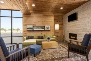 een woonkamer met een bank en een open haard bij Country Inn & Suites by Radisson, New Braunfels, TX in New Braunfels