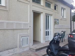 a scooter parked in front of a building at Apartman Jasna in Herceg-Novi