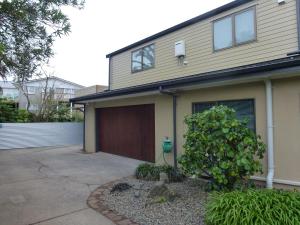 uma casa com um parquímetro em frente em Halfmoon Bay Apartment em Auckland