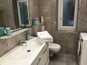 ein Badezimmer mit einem weißen Waschbecken und einem WC in der Unterkunft Alyon in Nizza