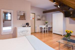 ein Wohnzimmer mit einem Bett und einem Tisch in der Unterkunft Auberge Communale de Carouge in Genf